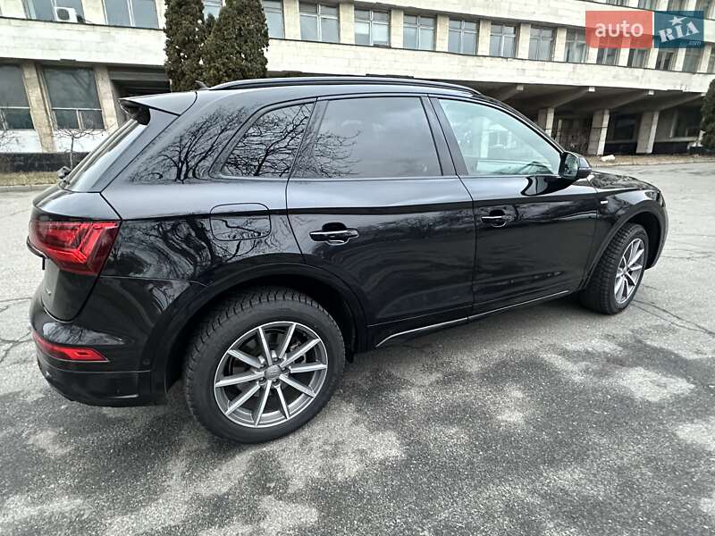 Внедорожник / Кроссовер Audi Q5 2021 в Киеве