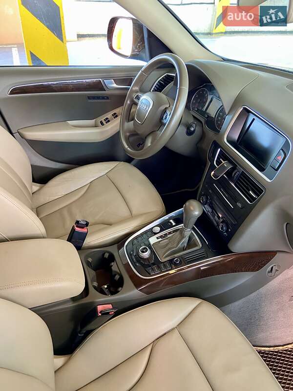 Внедорожник / Кроссовер Audi Q5 2011 в Луцке