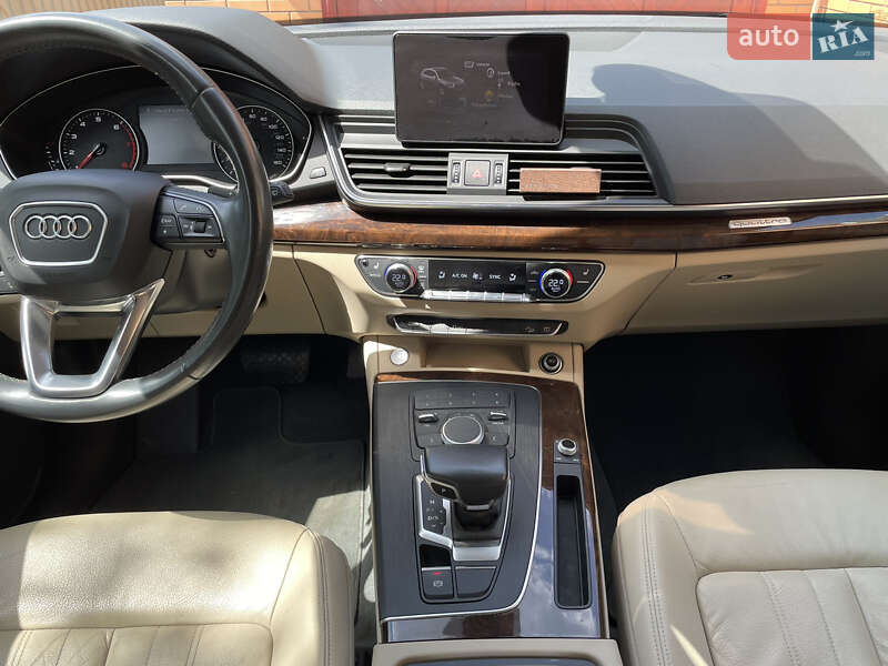Внедорожник / Кроссовер Audi Q5 2017 в Ромнах