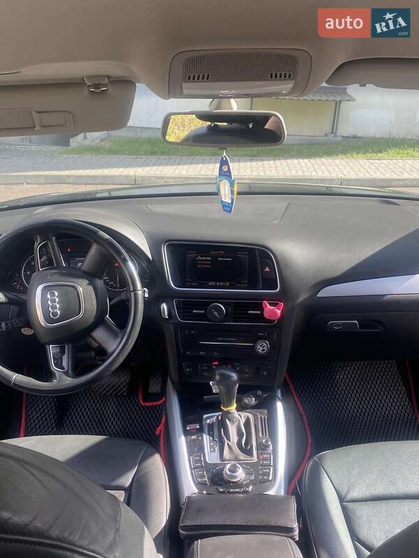 Внедорожник / Кроссовер Audi Q5 2010 в Новояворовске