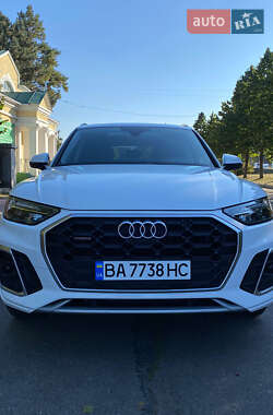 Позашляховик / Кросовер Audi Q5 2021 в 