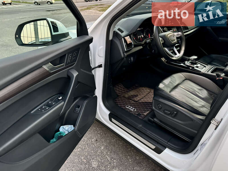 Внедорожник / Кроссовер Audi Q5 2021 в Киеве