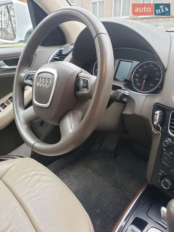 Внедорожник / Кроссовер Audi Q5 2010 в Каменском