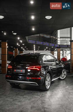 Позашляховик / Кросовер Audi Q5 2018 в 