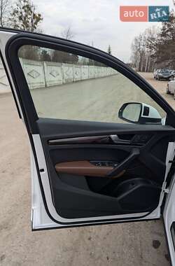Позашляховик / Кросовер Audi Q5 2018 в 