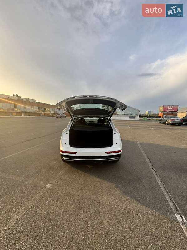 Позашляховик / Кросовер Audi Q5 2021 в Києві