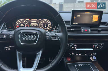 Внедорожник / Кроссовер Audi Q5 2018 в 