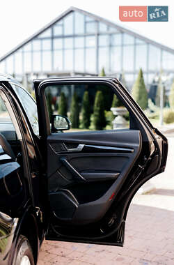 Позашляховик / Кросовер Audi Q5 2020 в 