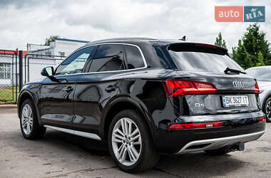 Внедорожник / Кроссовер Audi Q5 2018 в 