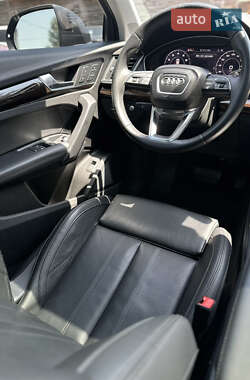 Внедорожник / Кроссовер Audi Q5 2018 в 