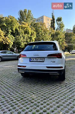 Внедорожник / Кроссовер Audi Q5 2021 в 