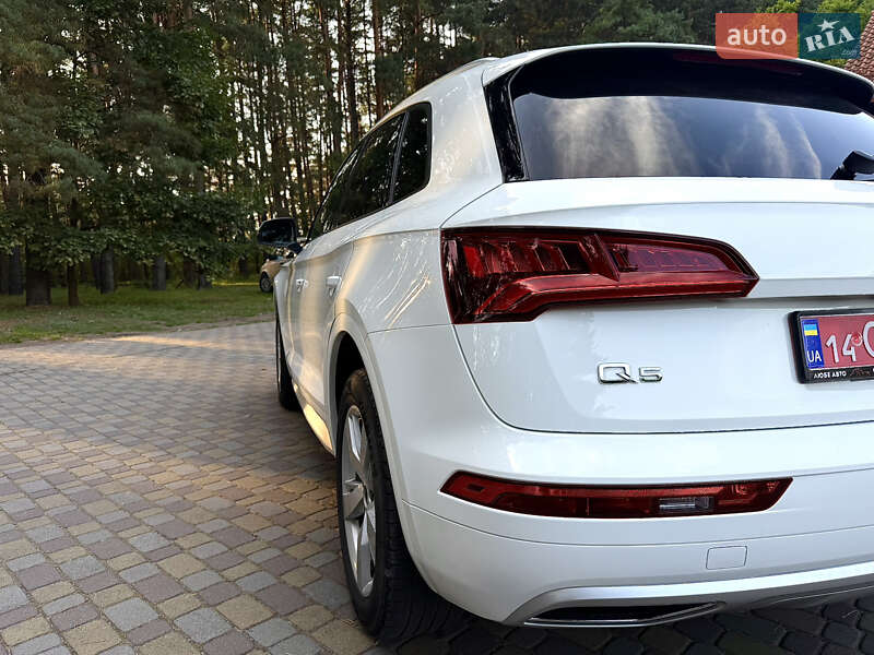 Внедорожник / Кроссовер Audi Q5 2017 в Новояворовске