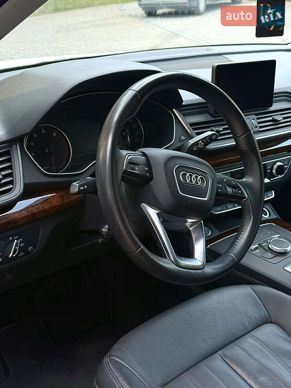 Внедорожник / Кроссовер Audi Q5 2017 в Новояворовске