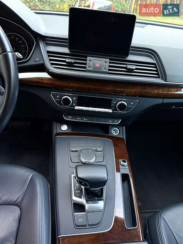 Внедорожник / Кроссовер Audi Q5 2017 в Новояворовске