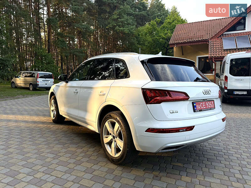 Внедорожник / Кроссовер Audi Q5 2017 в Новояворовске