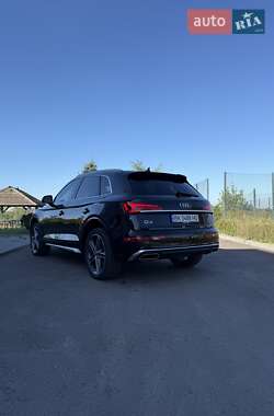 Позашляховик / Кросовер Audi Q5 2021 в 