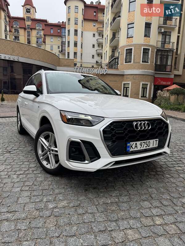 Внедорожник / Кроссовер Audi Q5 2021 в 