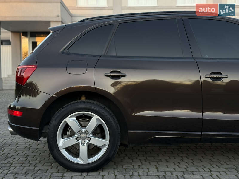 Позашляховик / Кросовер Audi Q5 2011 в Чернівцях