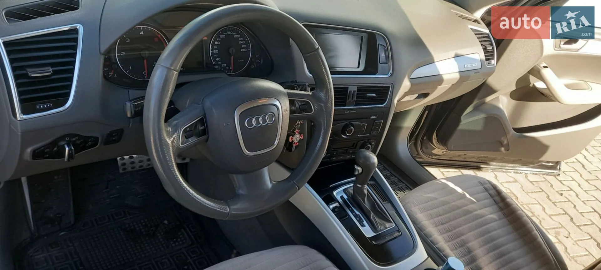 Audi Q5 2010 VIN WAUZZZ8R6BA010420 фото оголошення 12 з 22