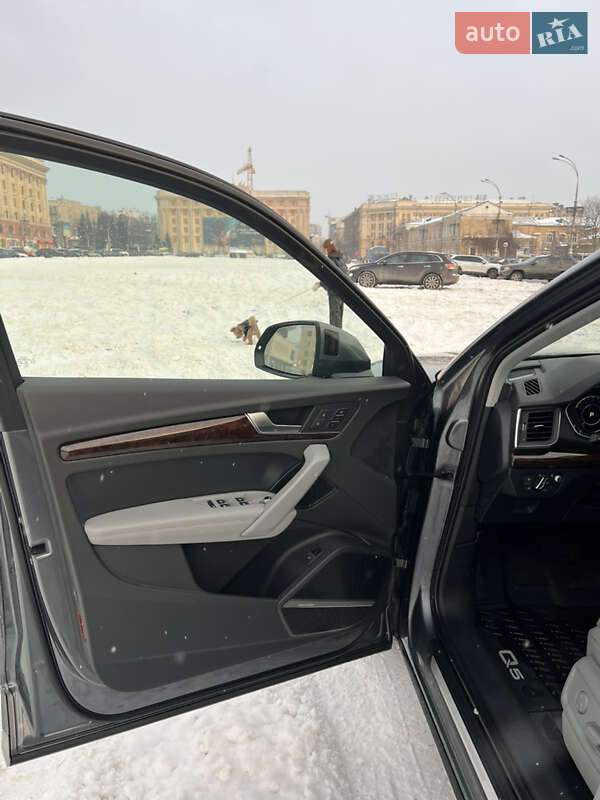 Внедорожник / Кроссовер Audi Q5 2017 в Дергачах