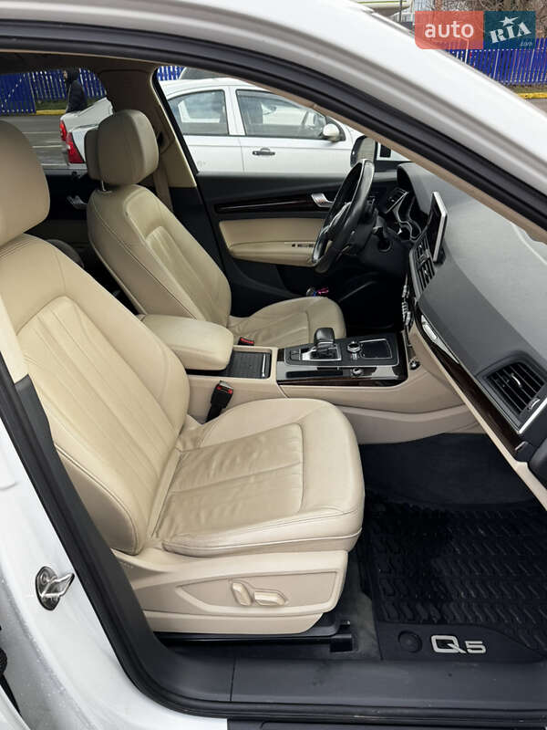 Позашляховик / Кросовер Audi Q5 2018 в Ужгороді