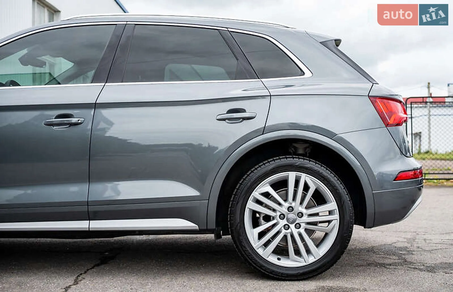 Audi Q5 2019 VIN WA1BNAFY8K2058310 фото оголошення 2 з 5
