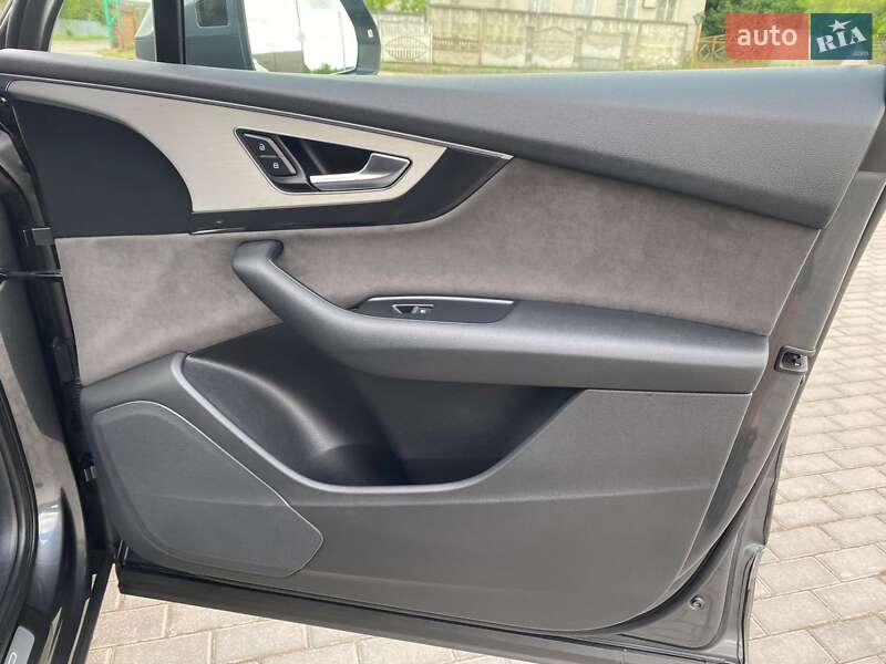 Минивэн Audi Q7 e-tron 2016 в Радехове