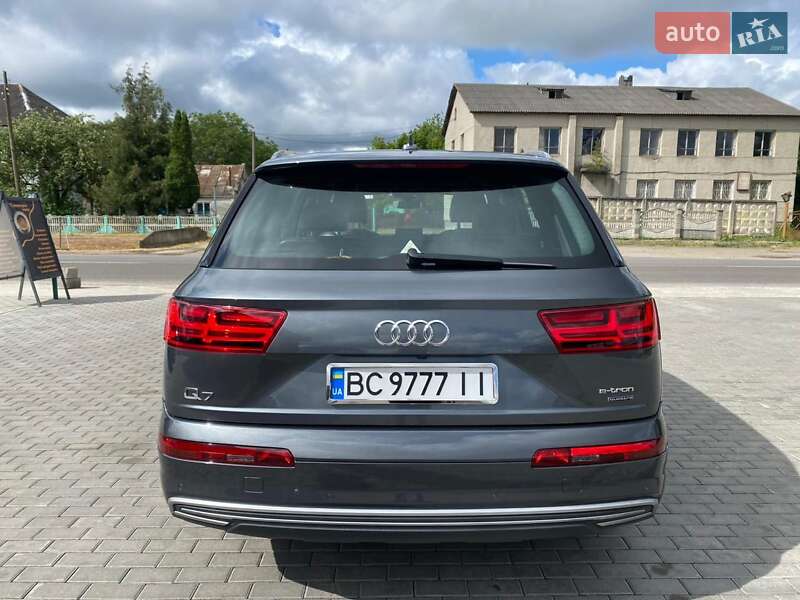 Минивэн Audi Q7 e-tron 2016 в Радехове