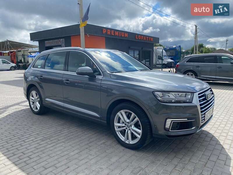Минивэн Audi Q7 e-tron 2016 в 