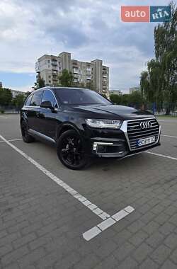 Позашляховик / Кросовер Audi Q7 e-tron 2016 в 