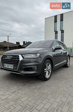 Внедорожник / Кроссовер Audi Q7 e-tron 2017 в 