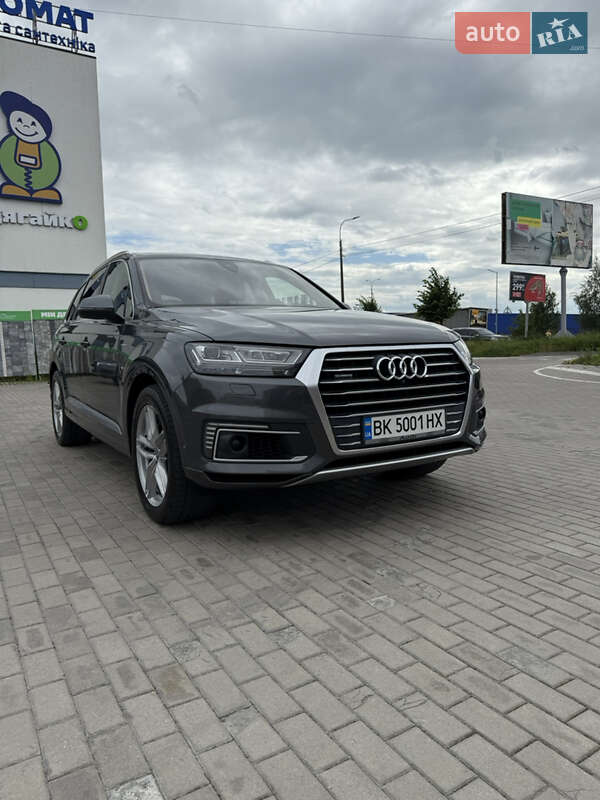 Позашляховик / Кросовер Audi Q7 e-tron 2017 в Рівному