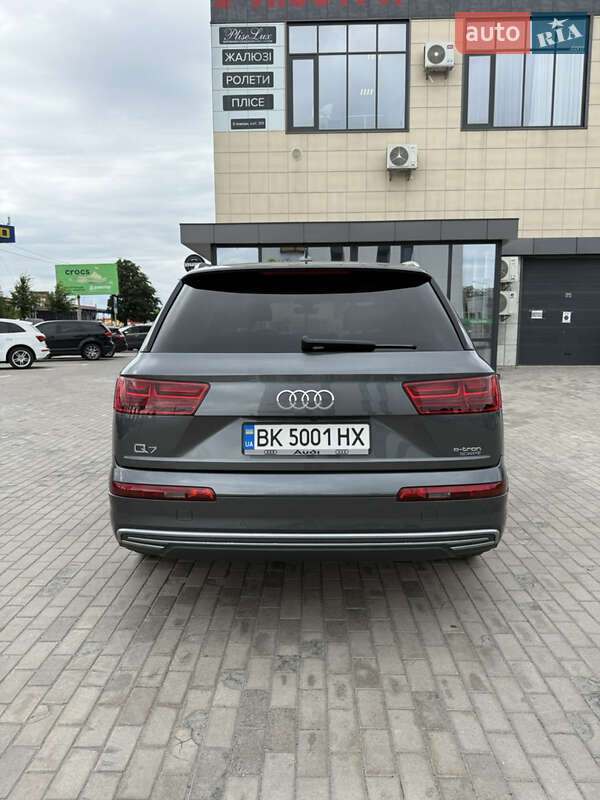 Позашляховик / Кросовер Audi Q7 e-tron 2017 в Рівному