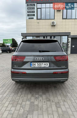 Внедорожник / Кроссовер Audi Q7 e-tron 2017 в 