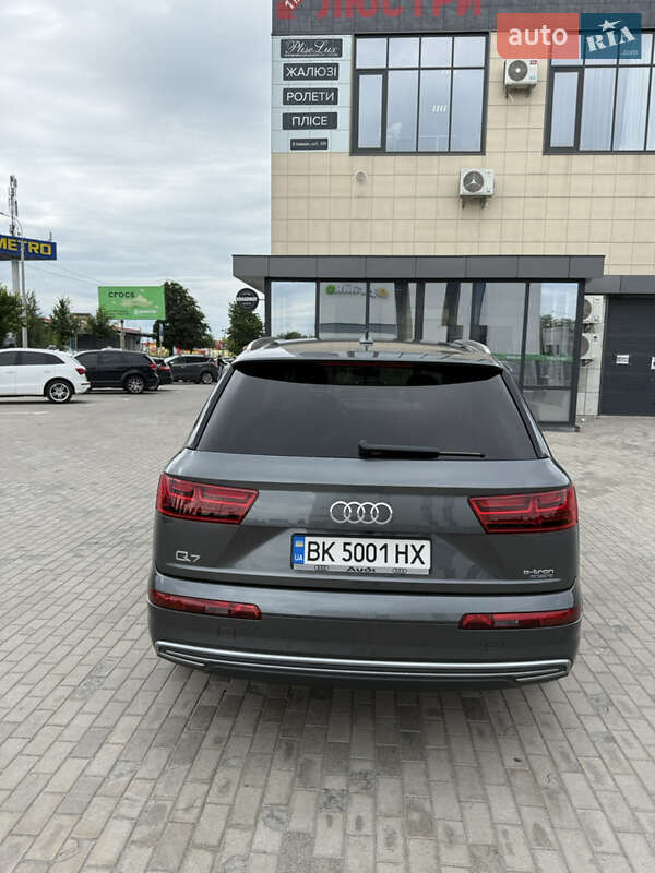 Позашляховик / Кросовер Audi Q7 e-tron 2017 в Рівному
