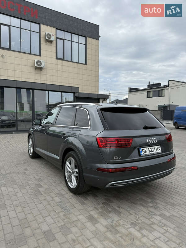 Позашляховик / Кросовер Audi Q7 e-tron 2017 в Рівному