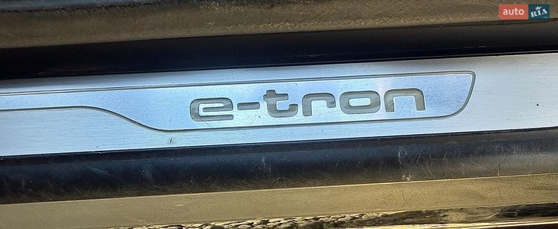 Позашляховик / Кросовер Audi Q7 e-tron 2016 в Ужгороді