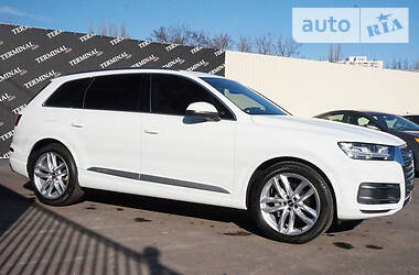 Позашляховик / Кросовер Audi Q7 2017 в 