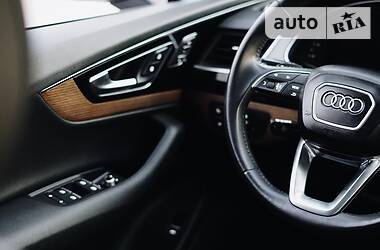 Позашляховик / Кросовер Audi Q7 2017 в 