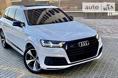 Позашляховик / Кросовер Audi Q7 2016 в 