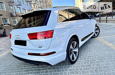Позашляховик / Кросовер Audi Q7 2016 в 