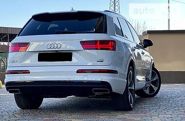 Позашляховик / Кросовер Audi Q7 2016 в 