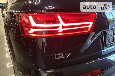 Позашляховик / Кросовер Audi Q7 2017 в 
