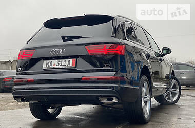 Внедорожник / Кроссовер Audi Q7 2016 в 