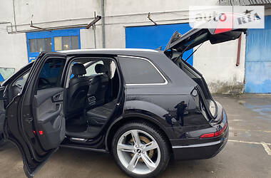 Внедорожник / Кроссовер Audi Q7 2016 в 