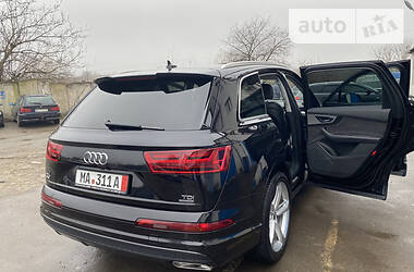 Внедорожник / Кроссовер Audi Q7 2016 в 