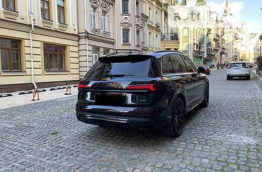 Позашляховик / Кросовер Audi Q7 2021 в 