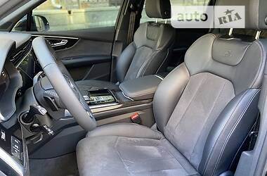 Позашляховик / Кросовер Audi Q7 2021 в 