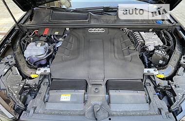 Позашляховик / Кросовер Audi Q7 2021 в 