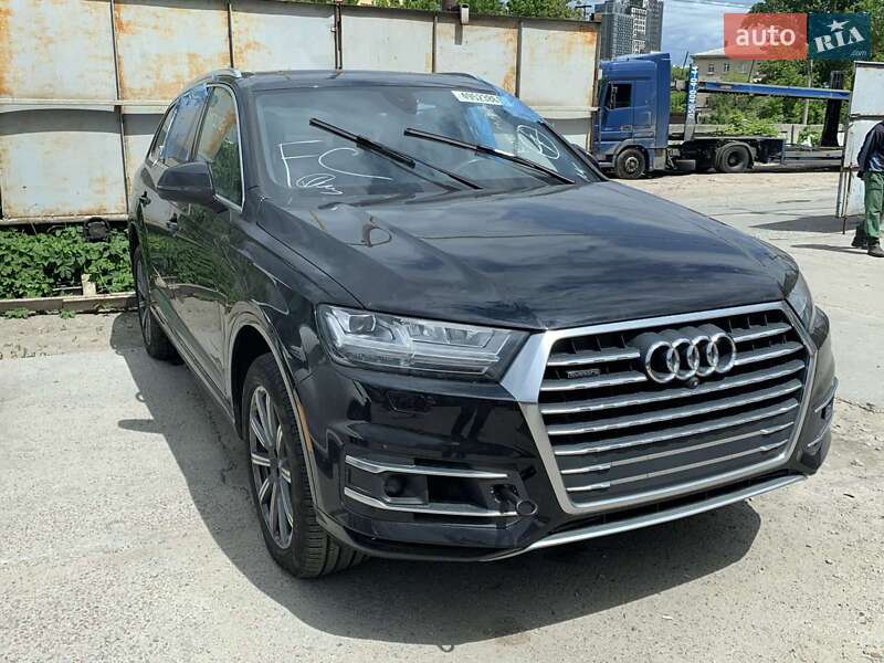 Внедорожник / Кроссовер Audi Q7 2016 в 